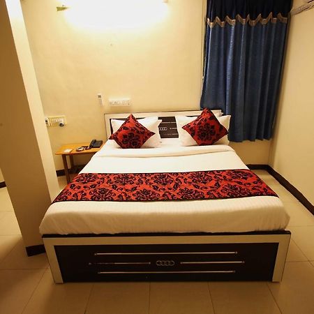 Oyo Hotel Blue Diamond Ahmedabad Exterior photo