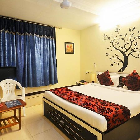 Oyo Hotel Blue Diamond Ahmedabad Exterior photo
