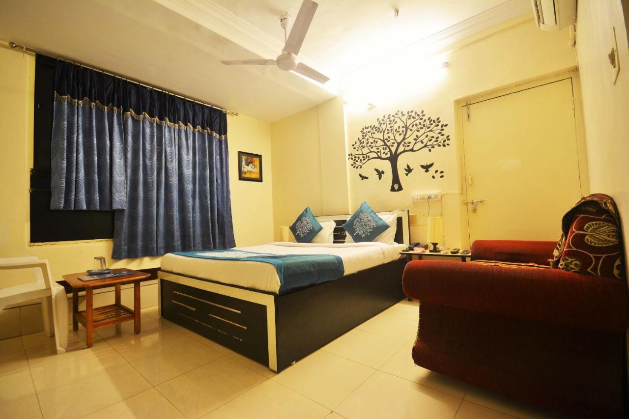 Oyo Hotel Blue Diamond Ahmedabad Exterior photo