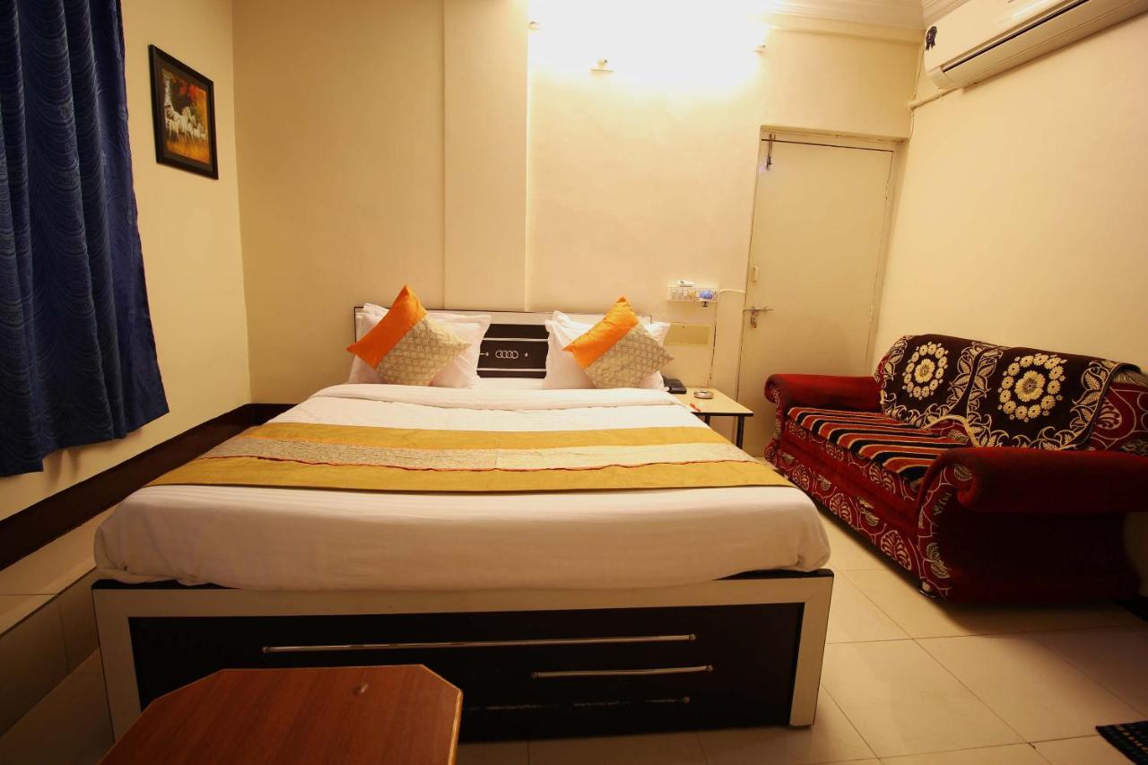 Oyo Hotel Blue Diamond Ahmedabad Exterior photo