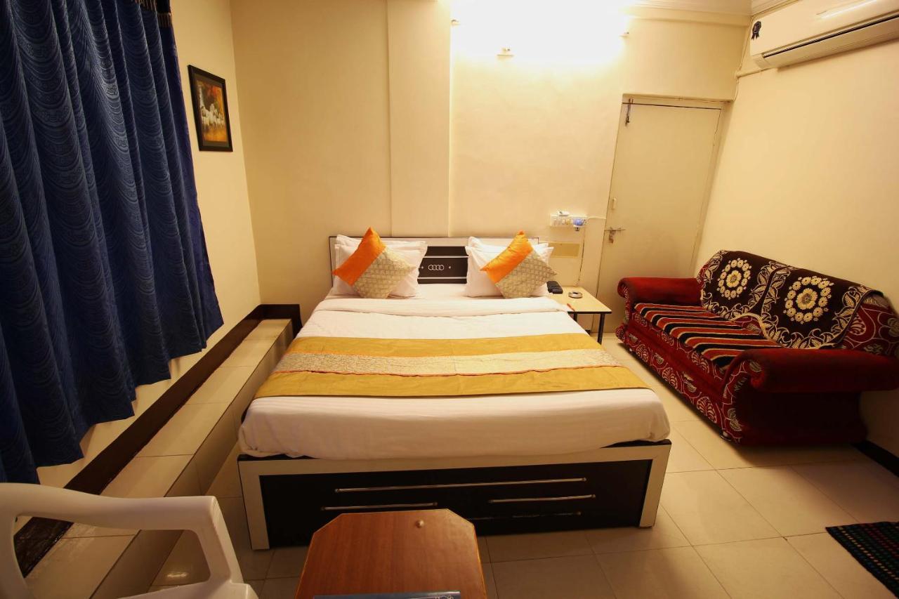 Oyo Hotel Blue Diamond Ahmedabad Exterior photo