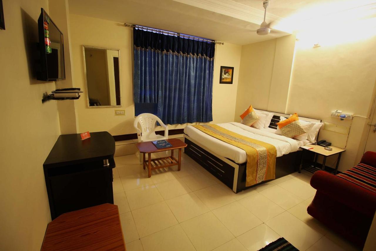 Oyo Hotel Blue Diamond Ahmedabad Exterior photo