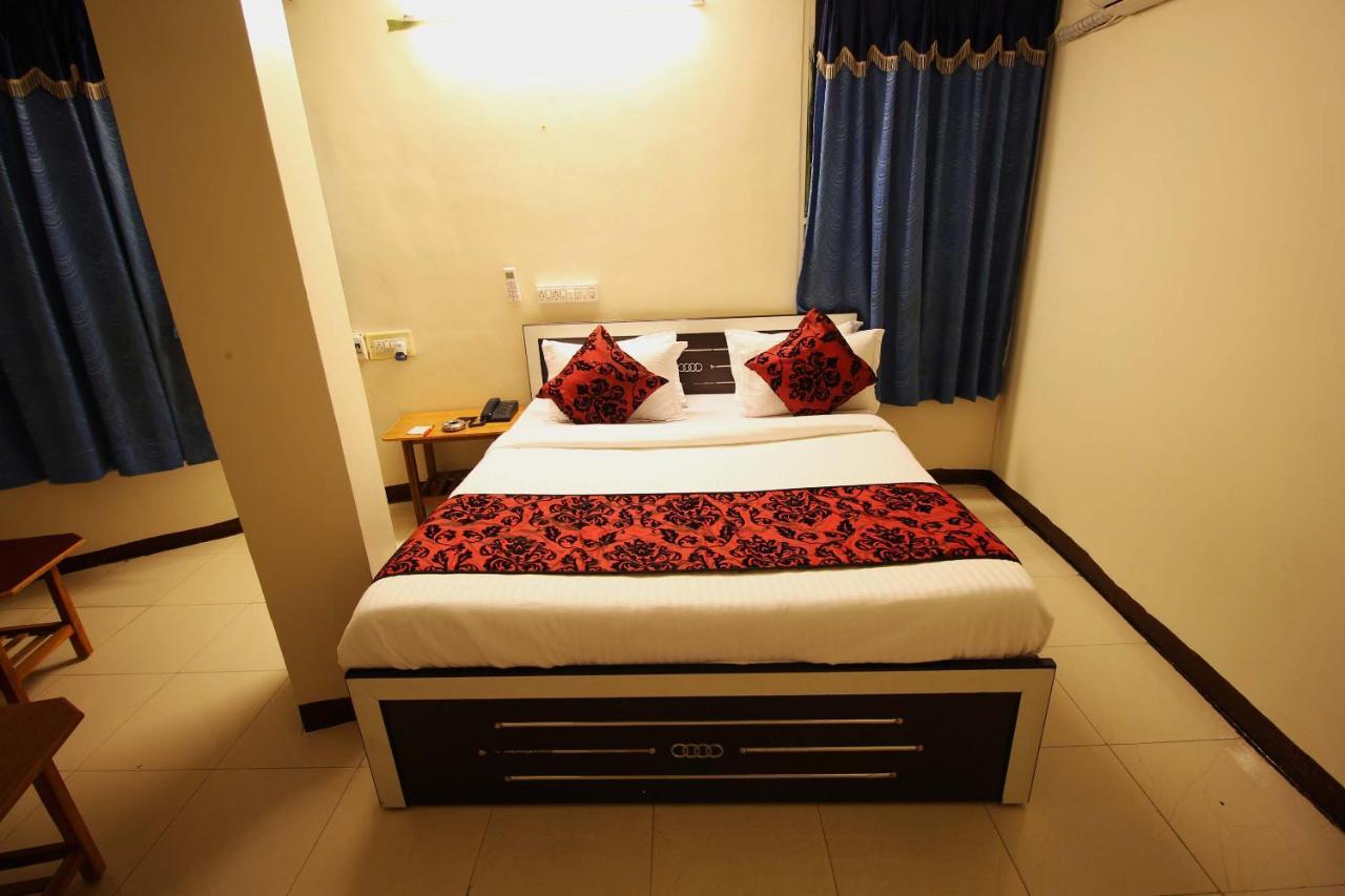 Oyo Hotel Blue Diamond Ahmedabad Exterior photo