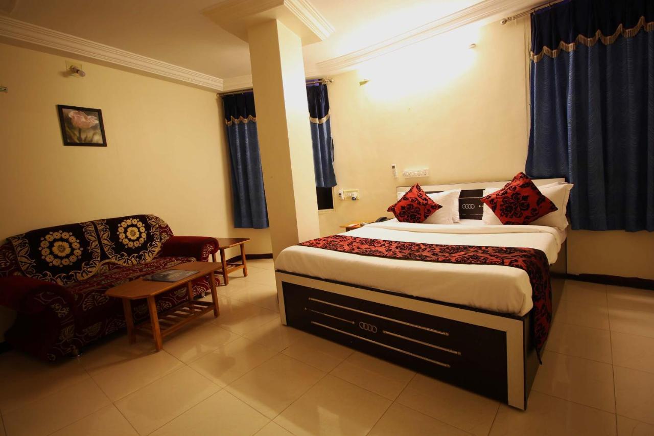Oyo Hotel Blue Diamond Ahmedabad Exterior photo