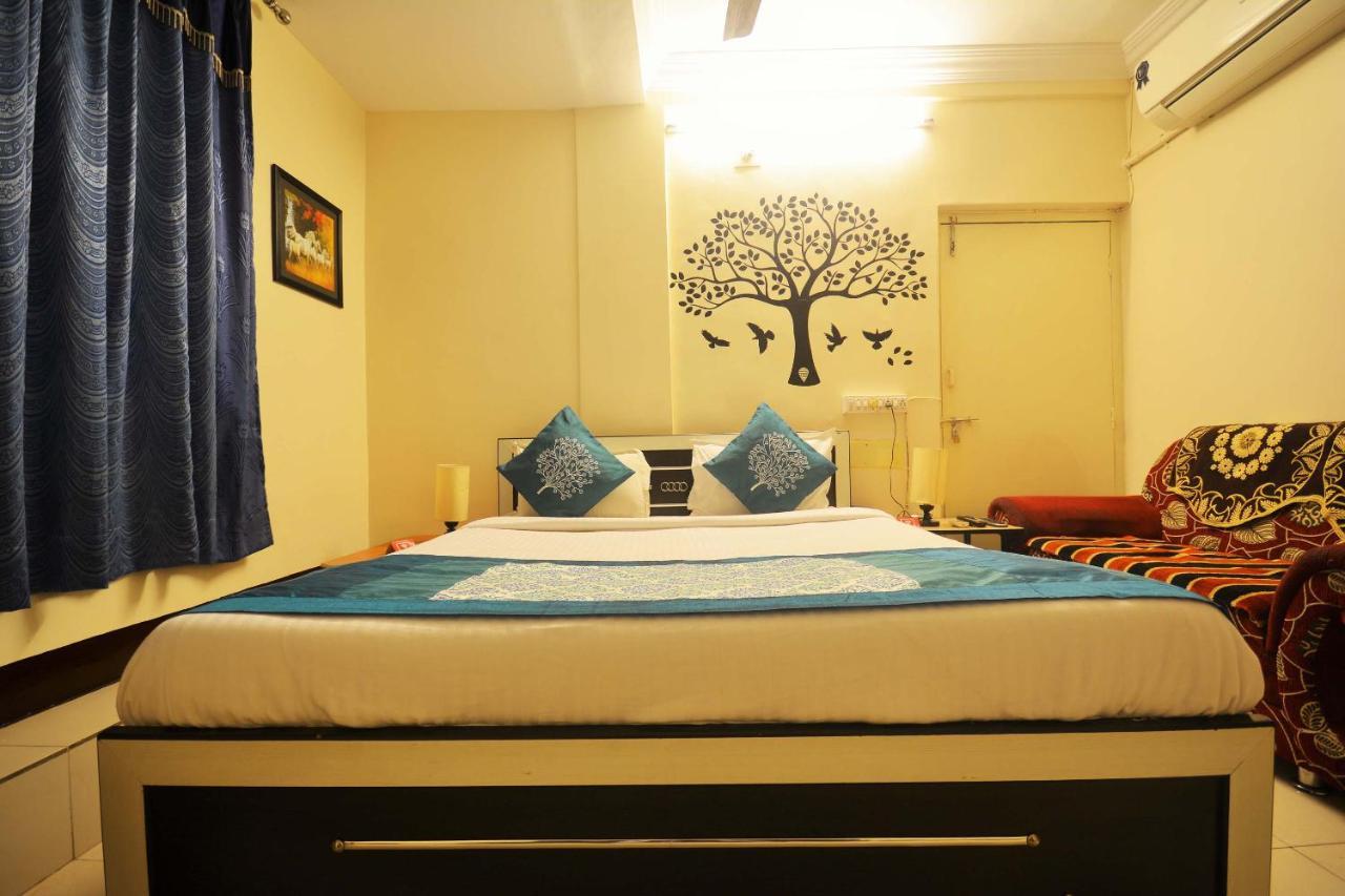 Oyo Hotel Blue Diamond Ahmedabad Exterior photo