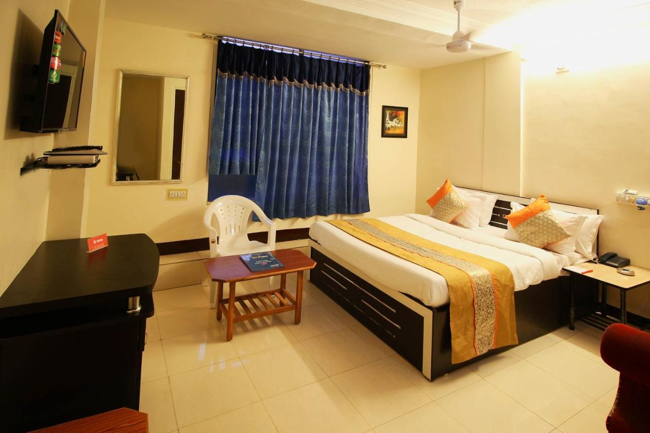 Oyo Hotel Blue Diamond Ahmedabad Exterior photo