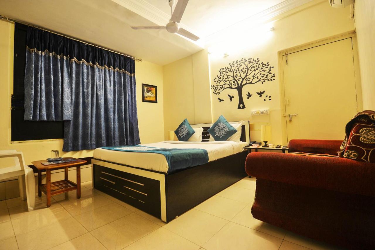 Oyo Hotel Blue Diamond Ahmedabad Exterior photo