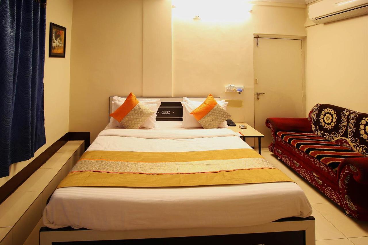 Oyo Hotel Blue Diamond Ahmedabad Exterior photo